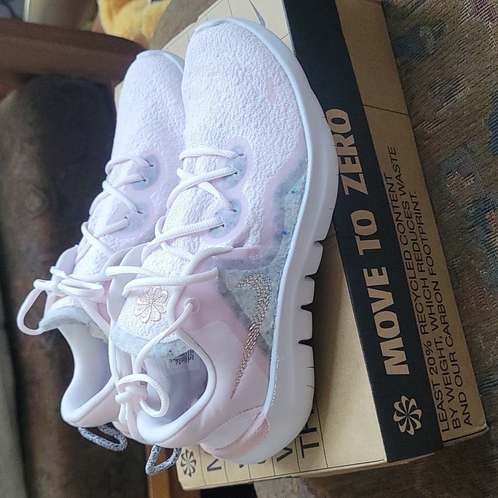 NIKE RUNNING SHOES